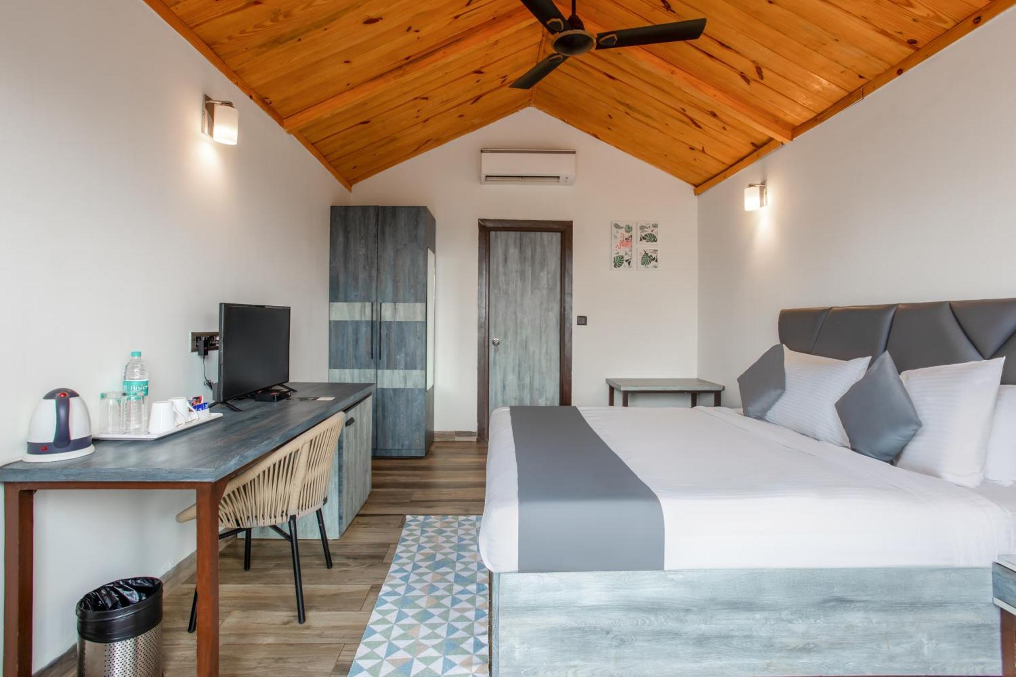 Stone Wood Beach Resort, Vagator Esterno foto