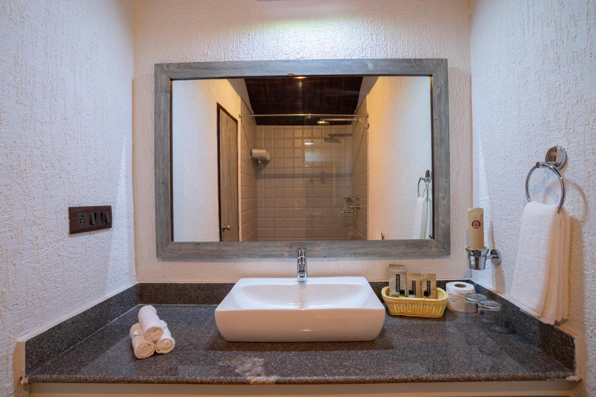 Stone Wood Beach Resort, Vagator Esterno foto